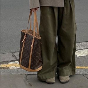 🎊 Closet closing! Authentic bucket bag, great used condition